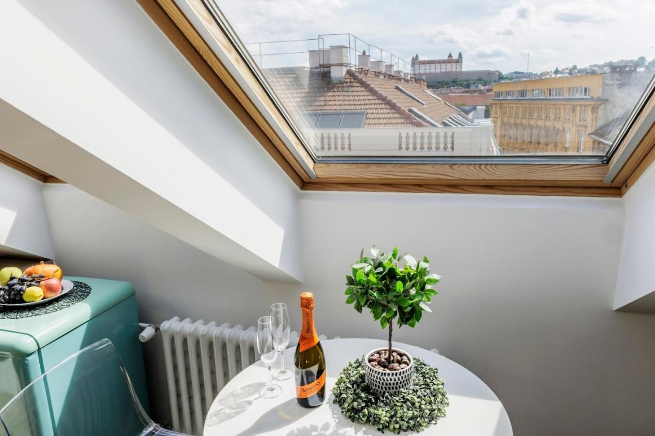 Queen Flat In Old Town With Castle View Apartment Братислава Екстериор снимка